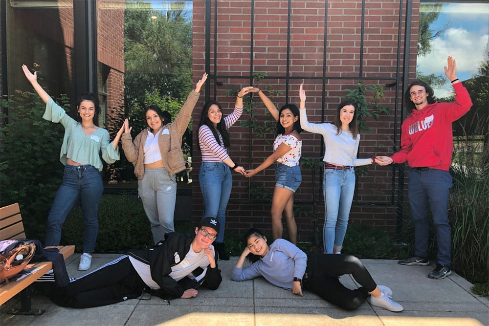 我们的学生用他们的双手制作狼